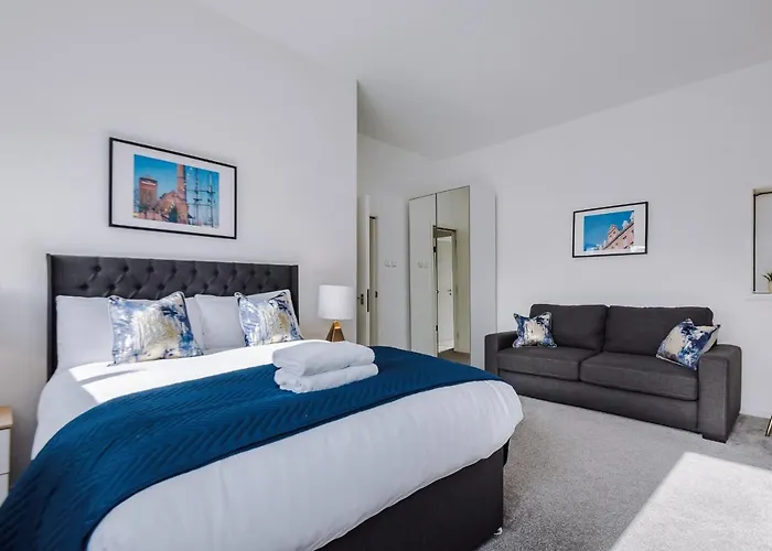 Beautiful 2 Bed Apartment - Super Central - Recently Renovated - Sleeps 8