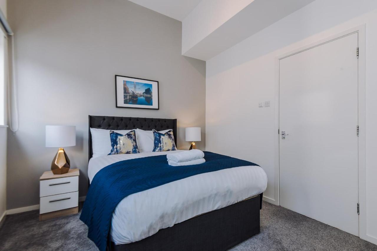 Beautiful 2 Bed Apartment - Super Central - Recently Renovated - Sleeps 8 *